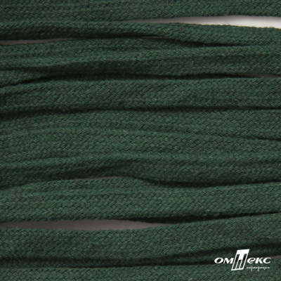 Шнур плетеный d-8 мм плоский, 70% хлопок 30% полиэстер, уп.85+/-1 м, цв.1016-т.зеленый - купить в Воткинске. Цена: 742.50 руб.
